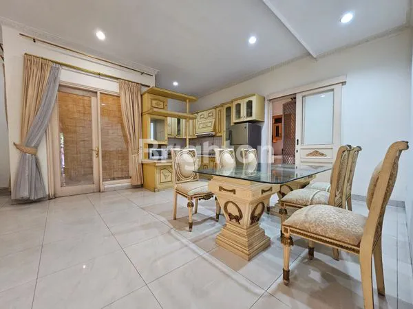 image DISEWAKAN RUMAH 2,5LANTAI CLASSIC FURNISH DI KELAPA GADING (2)