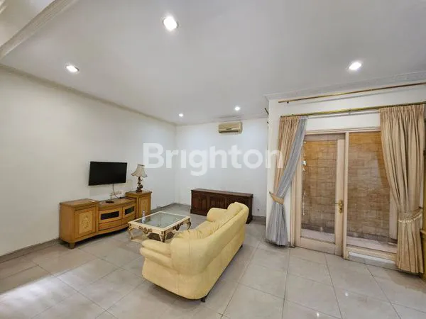 image DISEWAKAN RUMAH 2,5LANTAI CLASSIC FURNISH DI KELAPA GADING (3)