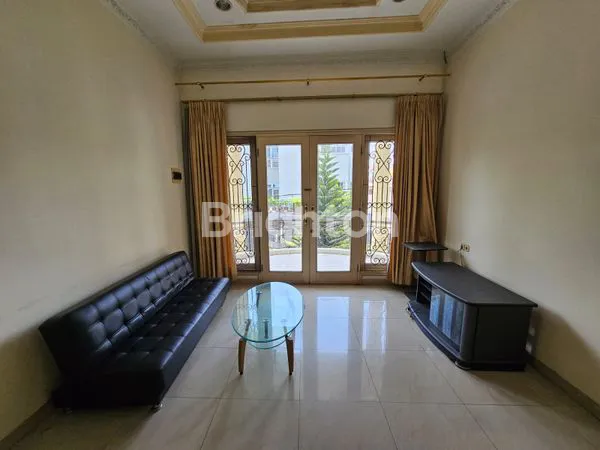 image DISEWAKAN RUMAH 2,5LANTAI CLASSIC FURNISH DI KELAPA GADING (6)