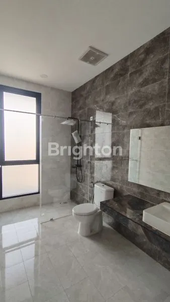 image BRAND NEW MANYAR DEKAT SEKOLAH PETRA SIAP HUNI ROW JALAN LEBAR (8)