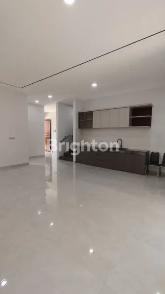 image BRAND NEW MANYAR DEKAT SEKOLAH PETRA SIAP HUNI ROW JALAN LEBAR (5)