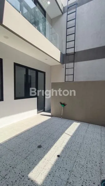 image BRAND NEW MANYAR DEKAT SEKOLAH PETRA SIAP HUNI ROW JALAN LEBAR (4)