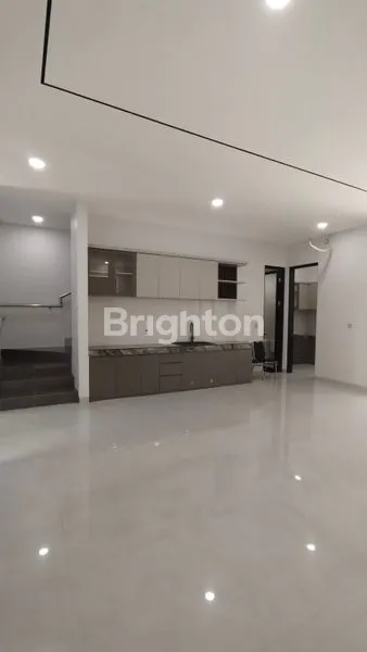 image BRAND NEW MANYAR DEKAT SEKOLAH PETRA SIAP HUNI ROW JALAN LEBAR (3)