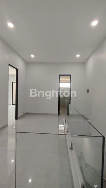 image BRAND NEW MANYAR DEKAT SEKOLAH PETRA SIAP HUNI ROW JALAN LEBAR (7)