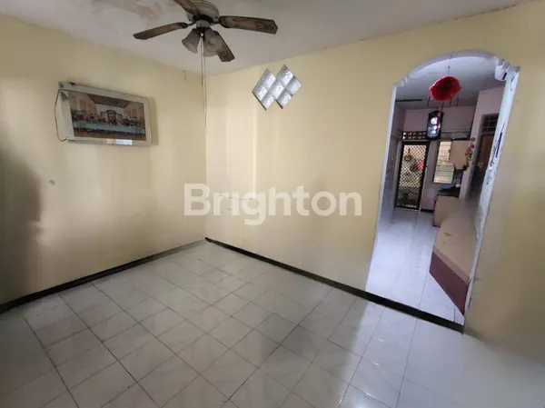 image RUMAH 2.5 LANTAI DI PERUMAHAN GRIYO PABEAN SIDOARJO (3)