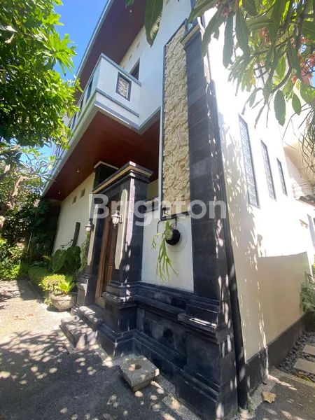 image DISEWAKAN RUMAH 2 LANTAI LUAS & STRATEGIS DI DENPASAR UTARA – COCOK UNTUK KELUARGA ATAU KANTOR (1)