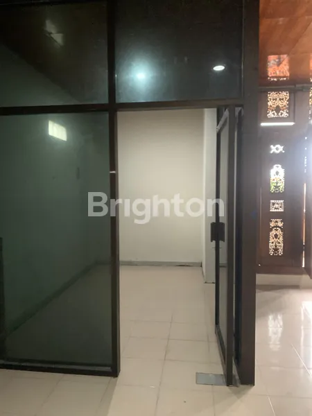 image RUMAH 3 LANTAI DENGAN 4 KAMAR TIDUR DISEWAKAN — AREA STRATEGIS DENPASAR (4)