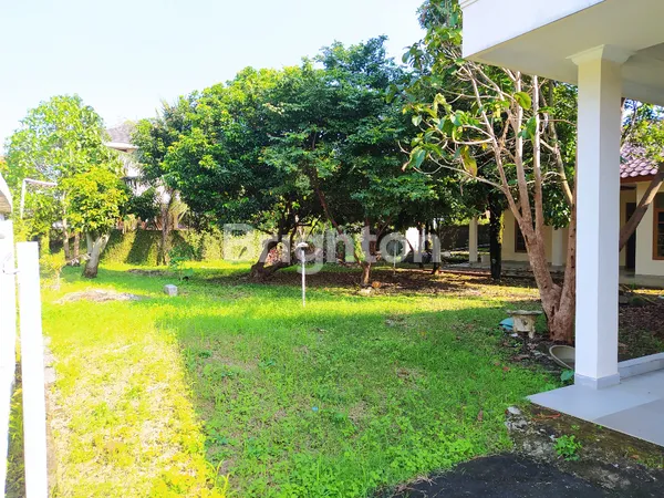 image RUMAH SIAP HUNI DENGAN HALAMAN SUPER LUAS  – LOKASI STRATEGIS DI CILENDEK BOGOR (8)