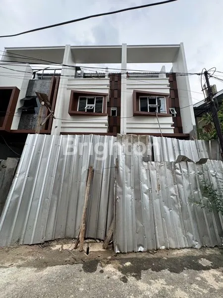 image RUMAH BARU 3 LANTAI ROW 2 MOBIL TANJUNG DUREN (1)