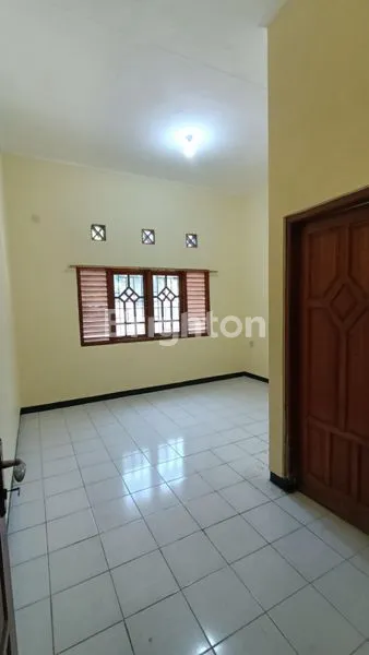 image RUMAH CANTIK, NYAMAN, AMAN & SIAP HUNI, LOKASI PURI PERMATA HIJAU MADIUN (4)