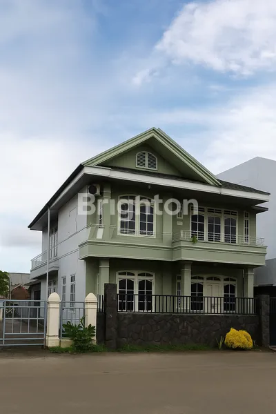 image RUMAH STRATEGIS 2 LANTAI DI JALAN CUT MEUTIA (1)