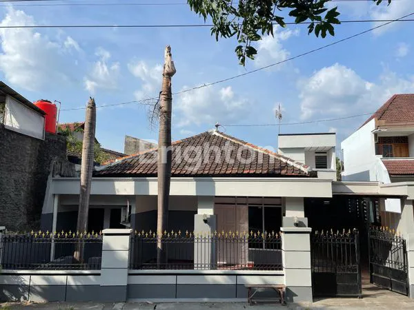 image DIJUAL RUMAH LUAS DAN STRATEGIS DI KARANGASEM LAWEYAN SOLO  (1)