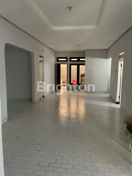 image DIJUAL RUMAH LUAS DAN STRATEGIS DI KARANGASEM LAWEYAN SOLO  (4)