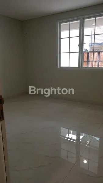 image RUMAH CANTIK 1 1/2 LANTAI SIAP HUNI JELAMBAR JAKARTA BARAT (7)