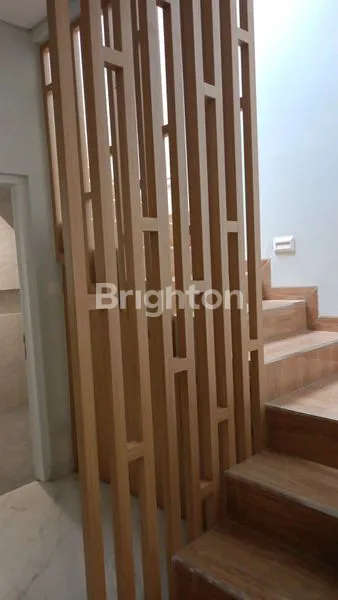 image RUMAH CANTIK 1 1/2 LANTAI SIAP HUNI JELAMBAR JAKARTA BARAT (5)