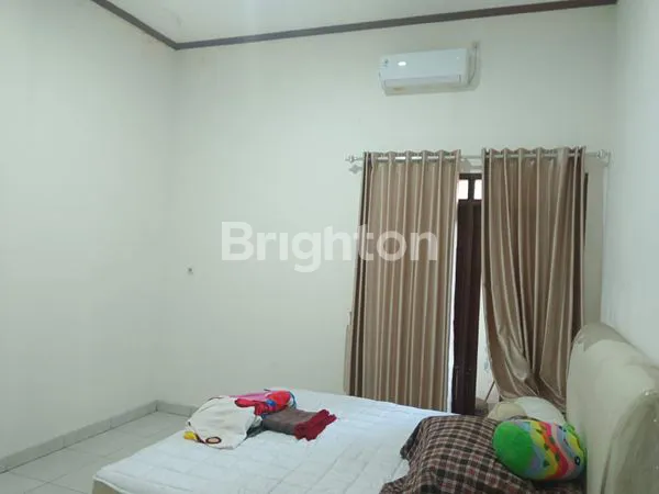 image DISEWAKAN RUMAH UNTUK TEMPAT TINGGAL / KANTOR. 5 MENIT KE MCD & KFC. 5 MENIT KE PERUMAHAN CITRA GRAND. 10 MENIT KE RSWN. 10 MENIT KE RS PRIMAYA. DEKAT DENGAN PASAR TRADISIONAL & MODEREN. BEBAS BANJIR. BERADA DI SEMARANG TIMUR (2)