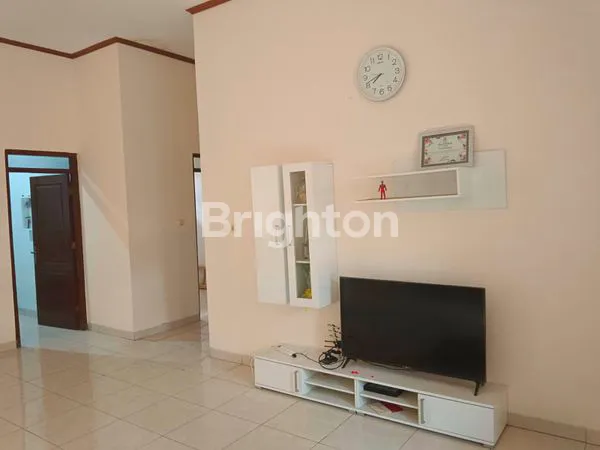 image DISEWAKAN RUMAH UNTUK TEMPAT TINGGAL / KANTOR. 5 MENIT KE MCD & KFC. 5 MENIT KE PERUMAHAN CITRA GRAND. 10 MENIT KE RSWN. 10 MENIT KE RS PRIMAYA. DEKAT DENGAN PASAR TRADISIONAL & MODEREN. BEBAS BANJIR. BERADA DI SEMARANG TIMUR (5)