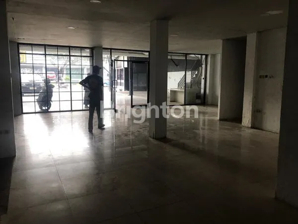 image RUKO  3 LANTAI LOKASI STRATEGIS & SIAP PAKAI DI CIPUTAT\NLOKASI		: ALAN IR HAJI JUANDA CIPUTAT TANGERANG SELATAN (8)