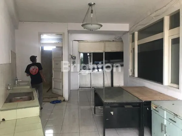 image RUKO  3 LANTAI LOKASI STRATEGIS & SIAP PAKAI DI CIPUTAT\NLOKASI		: ALAN IR HAJI JUANDA CIPUTAT TANGERANG SELATAN (3)