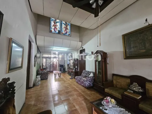 image RUMAH LAMA KETINTANG SELATAN TERAWAT ROW JALAN 2 MOBIL DEKAT ROYAL PLAZA (3)