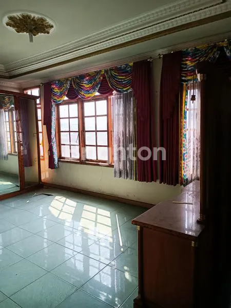 image RUMAH LUAS DI JALAN DURMAN BANDUNG – LOKASI STRATEGIS, COCOK UNTUK HUNIAN ATAU USAHA (3)