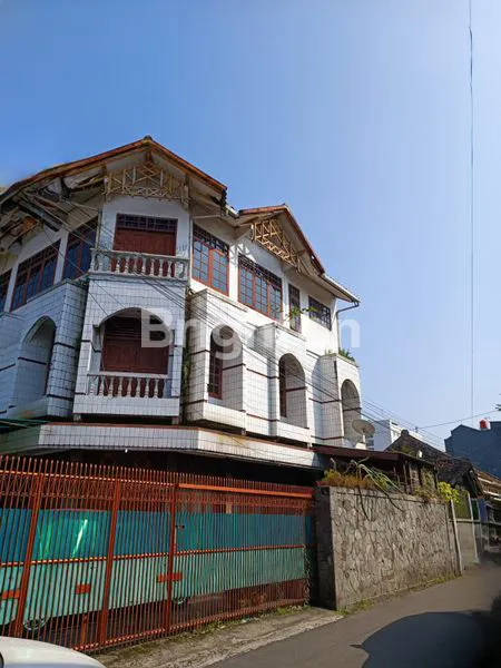 image RUMAH LUAS DI JALAN DURMAN BANDUNG – LOKASI STRATEGIS, COCOK UNTUK HUNIAN ATAU USAHA (4)