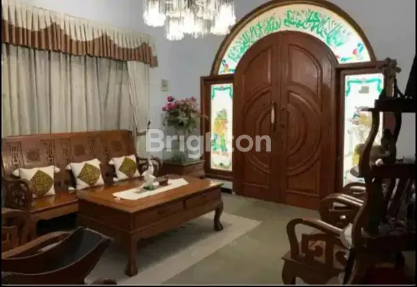 image RUMAH KLASIK ELEGAN DENGAN PINTU KAYU UKIR MEWAH DI LOKASI STRATEGIS  (6)