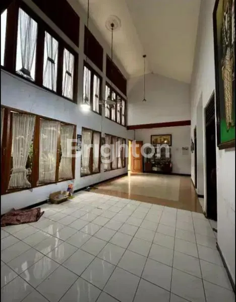 image RUMAH KLASIK ELEGAN DENGAN PINTU KAYU UKIR MEWAH DI LOKASI STRATEGIS  (5)