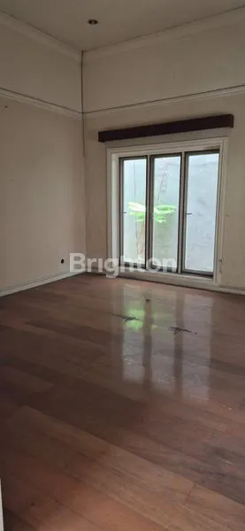 image DIJUAL RUMAH 2 LANTAI DI JUWONO WONOKROMO SURABAYA, DEKAT ROYAL PLAZA DAN RSPAL DR.RAMELAN, LUAS 585 M² DAN KAMAR TIDUR 6+1 COCOK UNTUK INVESTASI ATAU HUNIAN KELUARGA, SHM, HADAP UTARA, HARGA NEGO SAMPAI JADI! (4)