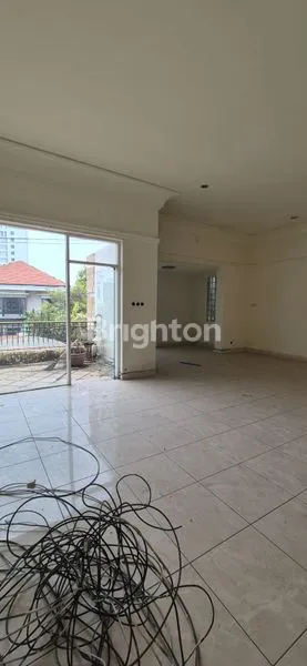 image DIJUAL RUMAH 2 LANTAI DI JUWONO WONOKROMO SURABAYA, DEKAT ROYAL PLAZA DAN RSPAL DR.RAMELAN, LUAS 585 M² DAN KAMAR TIDUR 6+1 COCOK UNTUK INVESTASI ATAU HUNIAN KELUARGA, SHM, HADAP UTARA, HARGA NEGO SAMPAI JADI! (2)