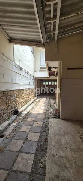 image DIJUAL RUMAH 2 LANTAI DI JUWONO WONOKROMO SURABAYA, DEKAT ROYAL PLAZA DAN RSPAL DR.RAMELAN, LUAS 585 M² DAN KAMAR TIDUR 6+1 COCOK UNTUK INVESTASI ATAU HUNIAN KELUARGA, SHM, HADAP UTARA, HARGA NEGO SAMPAI JADI! (7)