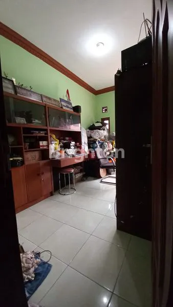 image RUMAH MEWAH 3 LANTAI SHM KOPO (8)