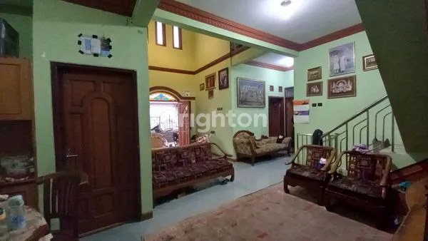 image RUMAH MEWAH 3 LANTAI SHM KOPO (7)