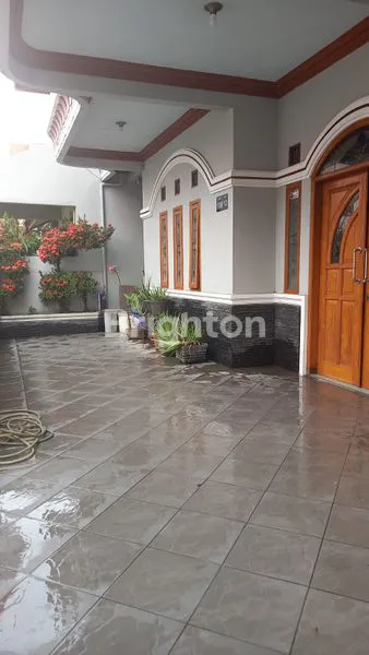 image RUMAH MEWAH 3 LANTAI SHM KOPO (1)