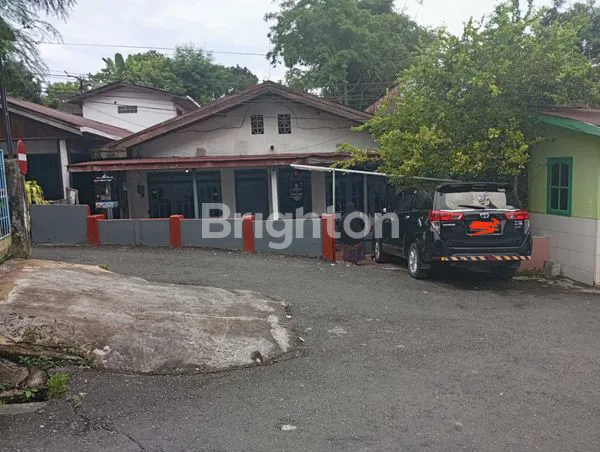 RUMAH DI JUAL 2 PINTU COCOK BUAT SEWA POSISI STRATEGIS