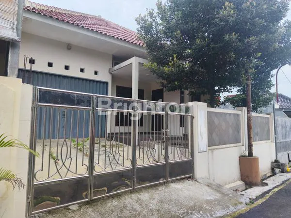 RUMAH BAGUS DI PERUMAHAN TERAWAT DEKAT PUSAT KOTA LOKASI STRATEGIS DEKAT KAWASAN KOMERSIAL TIDAK BANJIR