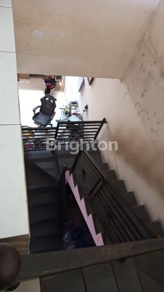 image DIJUAL RUMAH 2,5 LANTAI SEMI FURNISHED HADAP TIMUR – LOKASI STRATEGIS! (2)