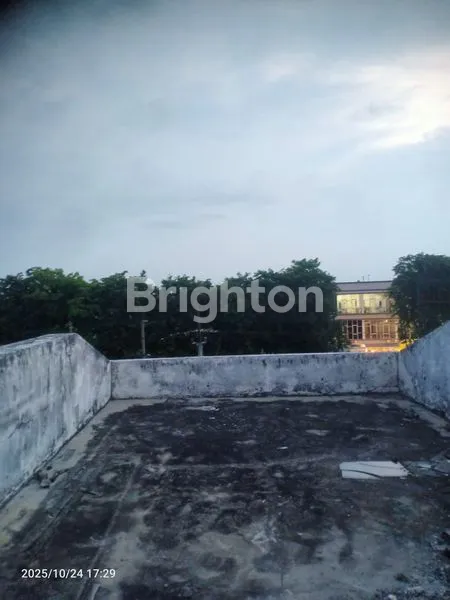 image RUKO KENJERAN PALACE AREA BISNIS SURABAYA UTARA, PADAT PENDUDUK LALU LINTAS RAMAI ADA LIFT BARANG 1 TON, BANGUNAN 3 LANTAI PARKIR SUPER LUAS (6)