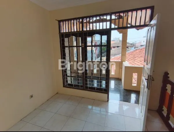 image RUMAH 2 LANTAI LUAS 320 M  LOKASI STRATEGIS, PGC  CILILITAN  JAKARTA TIMUR. (5)