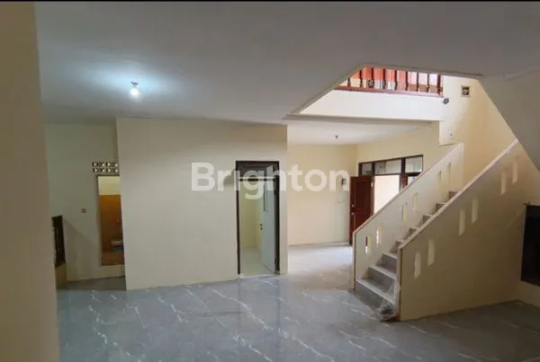 image RUMAH 2 LANTAI LUAS 320 M  LOKASI STRATEGIS, PGC  CILILITAN  JAKARTA TIMUR. (8)