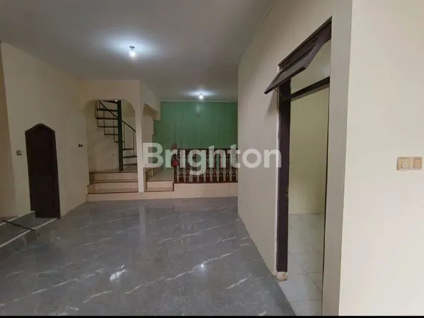 image RUMAH 2 LANTAI LUAS 320 M  LOKASI STRATEGIS, PGC  CILILITAN  JAKARTA TIMUR. (7)