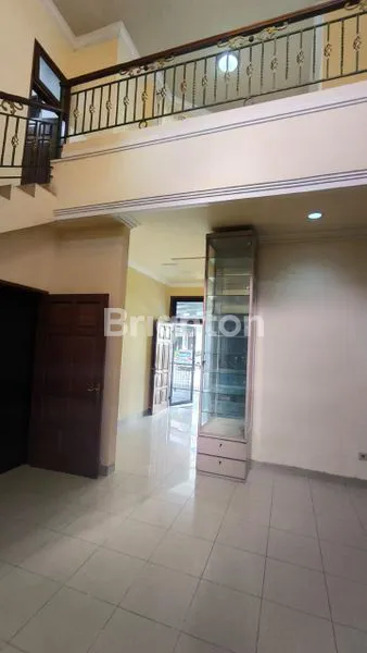 image DIKONTRAKKAN RUMAH 2 LANTAI BAGUS SIAP HUNI ONE GATE SYSTEM DEKAT BANGET KE UNIVERSITAS UNAIR AIRLANGGA GM GALAXY MALL ITS (4)