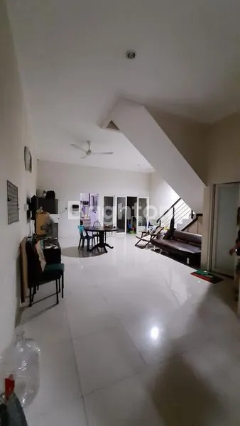 image 2ND TERAWAT MINIMALIS KARANG ASEM 2 LANTAI HADAP UTARA BONUS KANOPI+AC DAIKIN INVERTER (7)