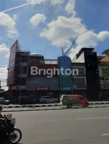 RUKO STRATEGIS 3½ LANTAI DI JL GATOT SUBROTO