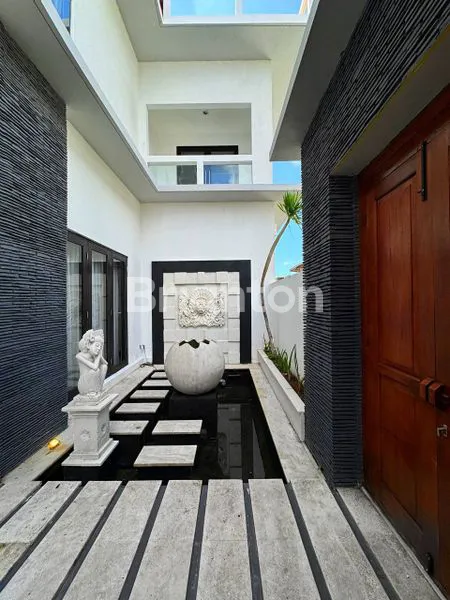 image DIJUAL VILLA MEWAH UNGASAN DI BUKIT – LOKASI STRATEGIS DAN SIAP HUNI (6)