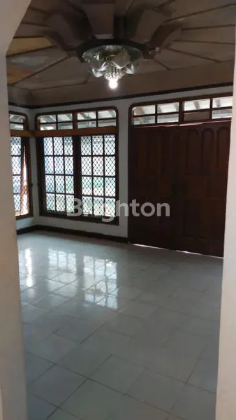 image RUMAH HOEK 2 LANTAI DI PERUMAHAN PAMULANG PERMAI - TANGERANG SELATAN (3)