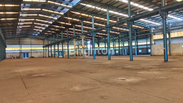 GUDANG SIAP PAKAI LOKASI STRATEGIS PINGGIR JALAN RAYA DEKAT TOLL BALARAJA, TANGERANG