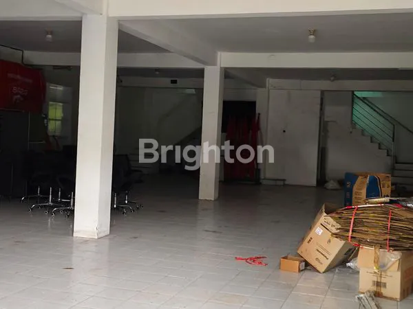 image RUKO JALAN RAYA KENJERAN NOL 0 KILOMETER JALAN RAYA KENJERAN 1 MENIT SETELAH BELOKAN DARI ARAH MERR KE JALAN RAYA KENJERAN RUKO DEKAT MERR (2)