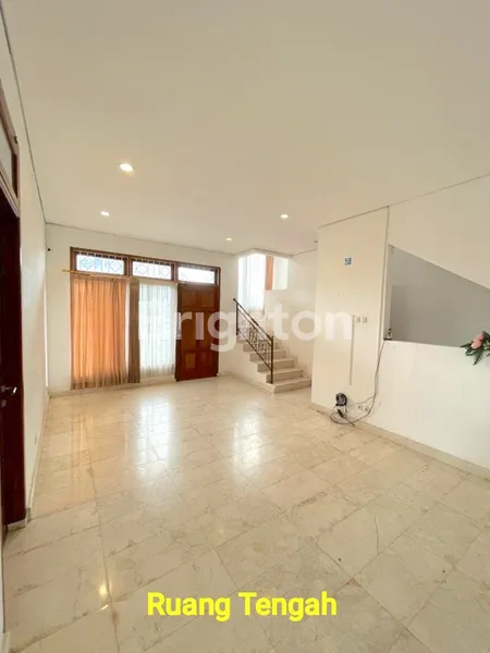 image RUMAH RADIO DALAM JAKSEL DENGAN MULTI KAMAR : 6 KAMAR TIDUR SEMUA KAMAR MANDI DALAM, PLUS KM TIDUR & KM MANDI ART. COCOK UNTUK MESS KARYAWAN (2)