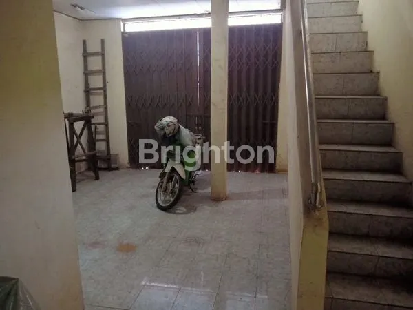 image DI JUAL RUMAH 2 LANTAI DI JALAN UTAMA KOMPLEKS (2)